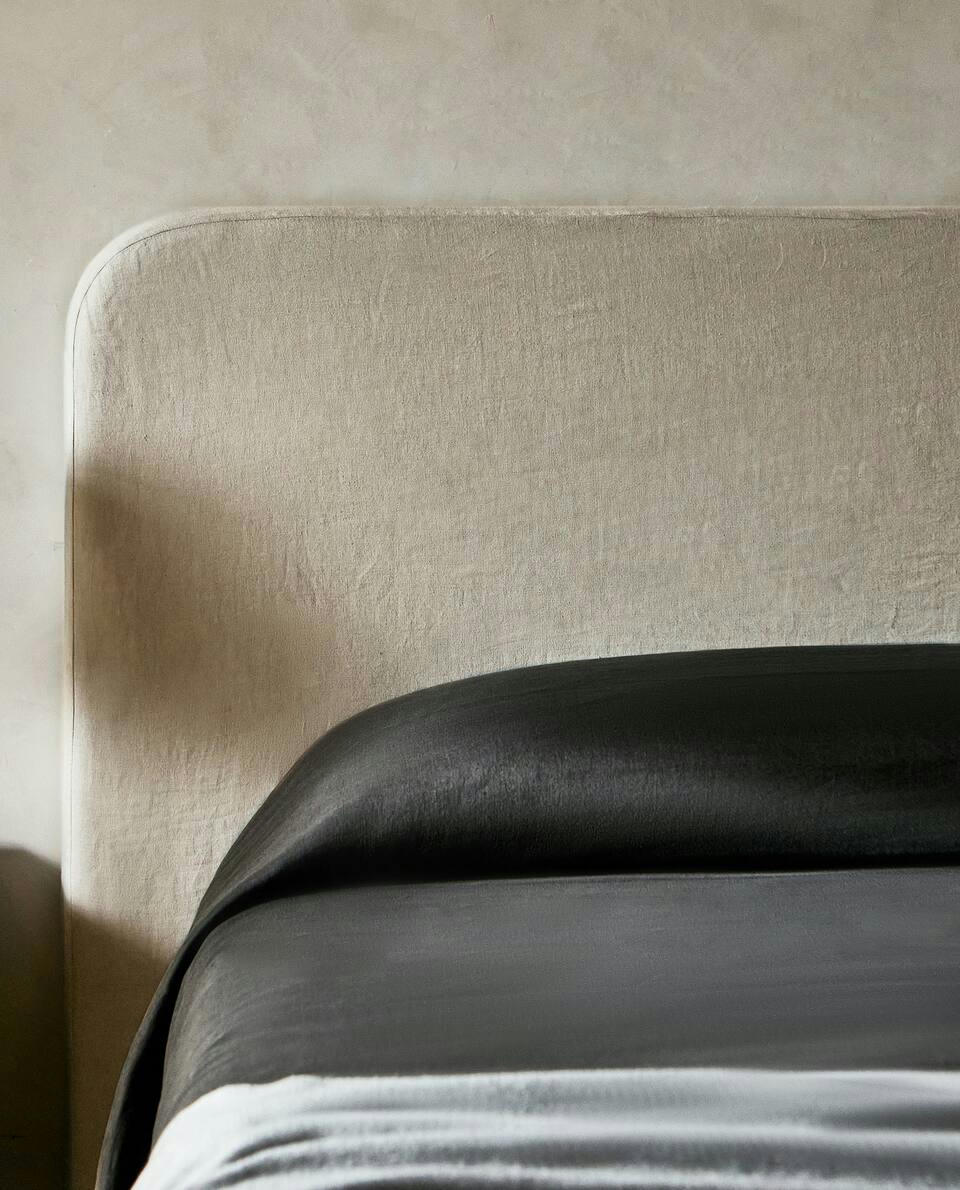 ROUNDED HEADBOARD WITH LINEN COVER