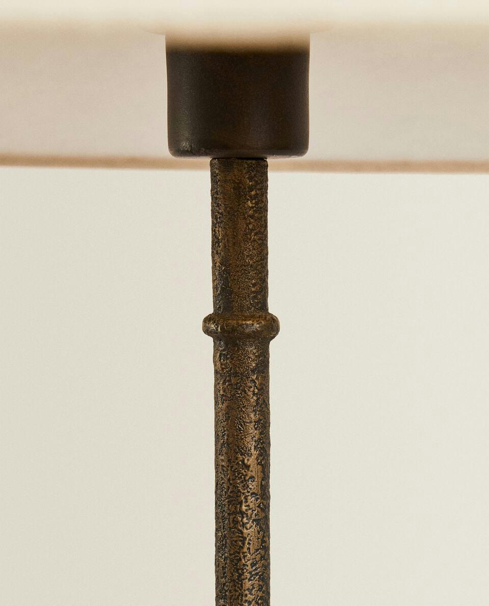 LAMP WITH TRIPOD BASE