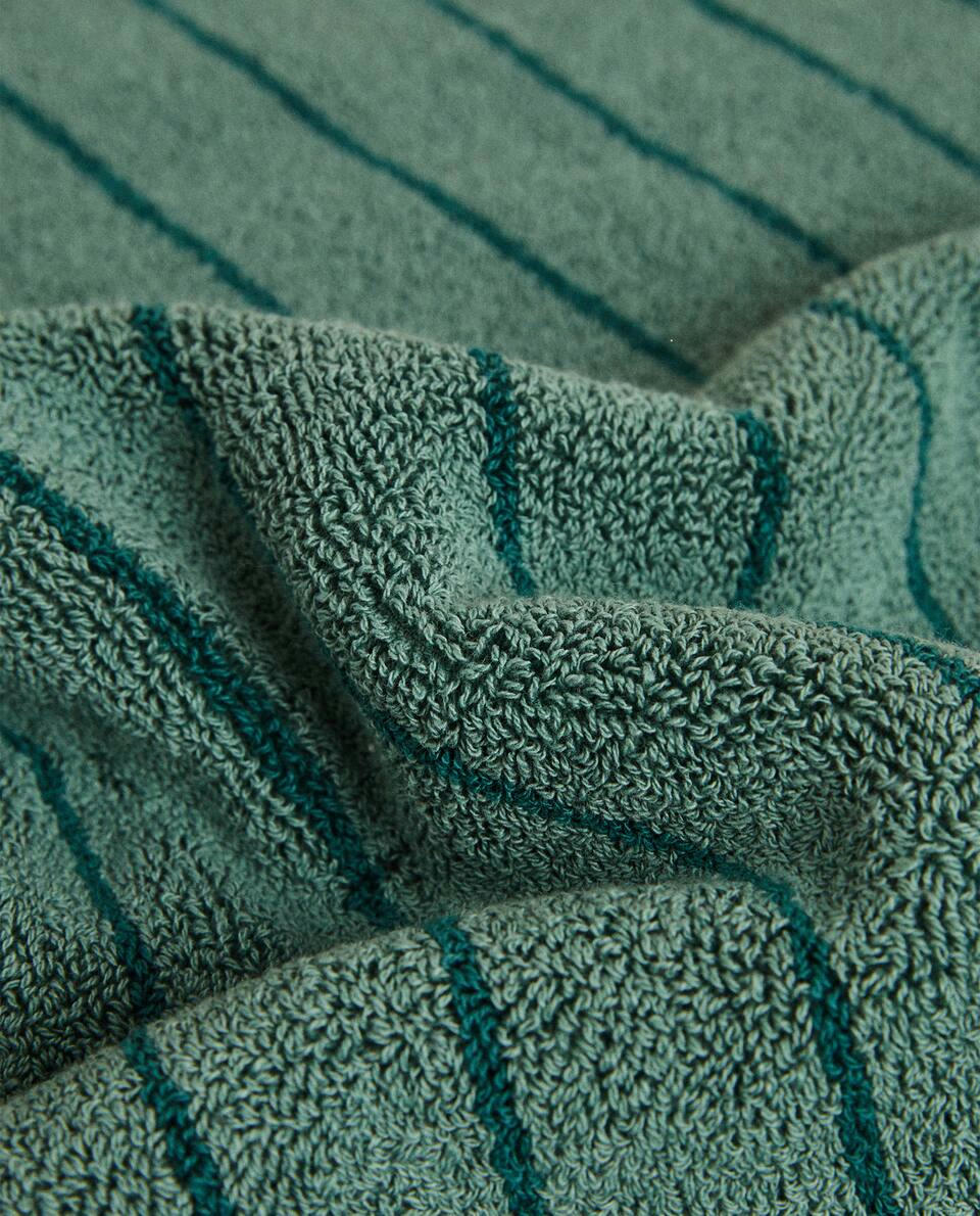 CONTRAST STRIPE BATH MAT