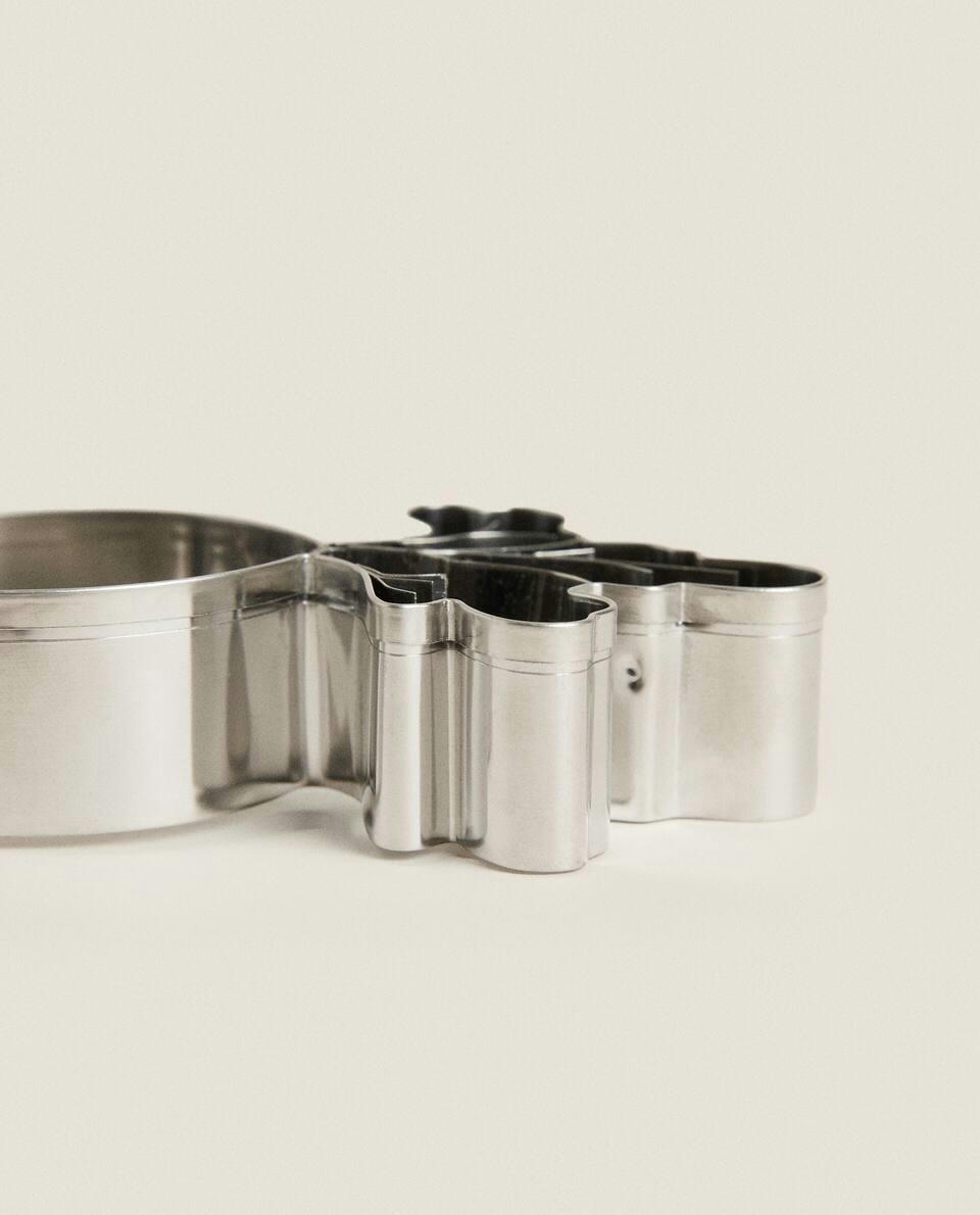 SET OF VEGETABLE-SHAPED STEEL MOULDS