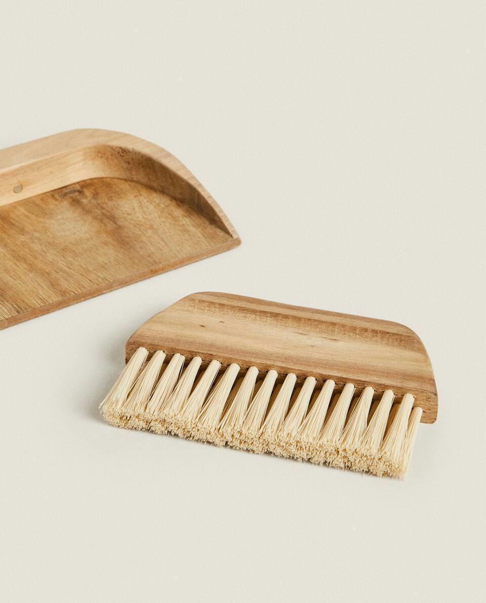 WOODEN DUSTPAN AND BRUSH