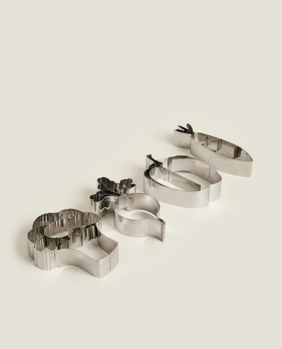 SET OF VEGETABLE-SHAPED STEEL MOULDS