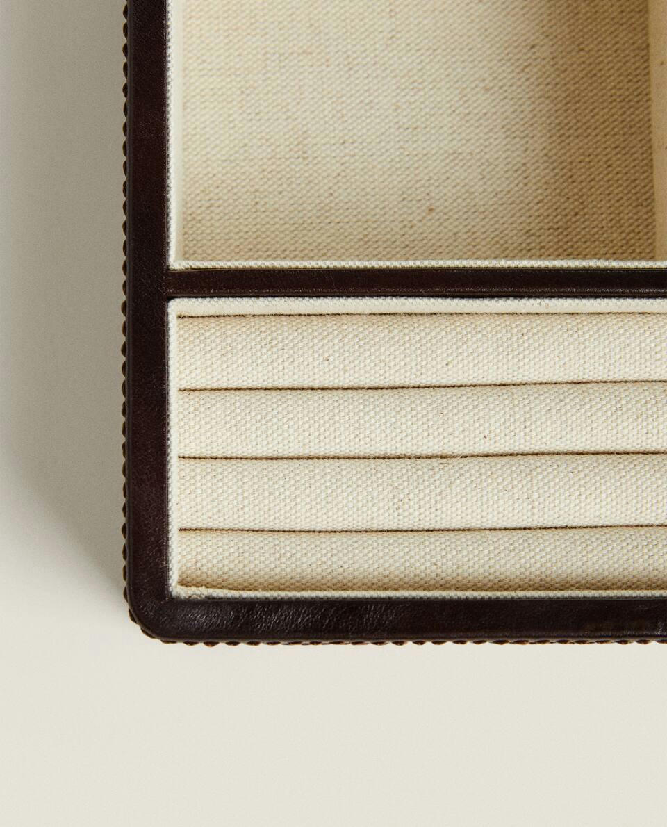 SQUARE LEATHER JEWELLERY BOX