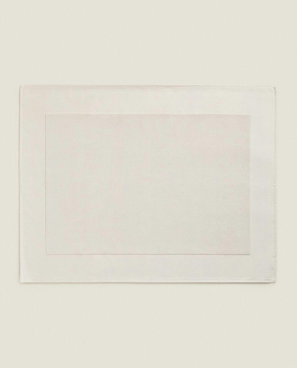 BATH MAT WITH WIDE EDGE