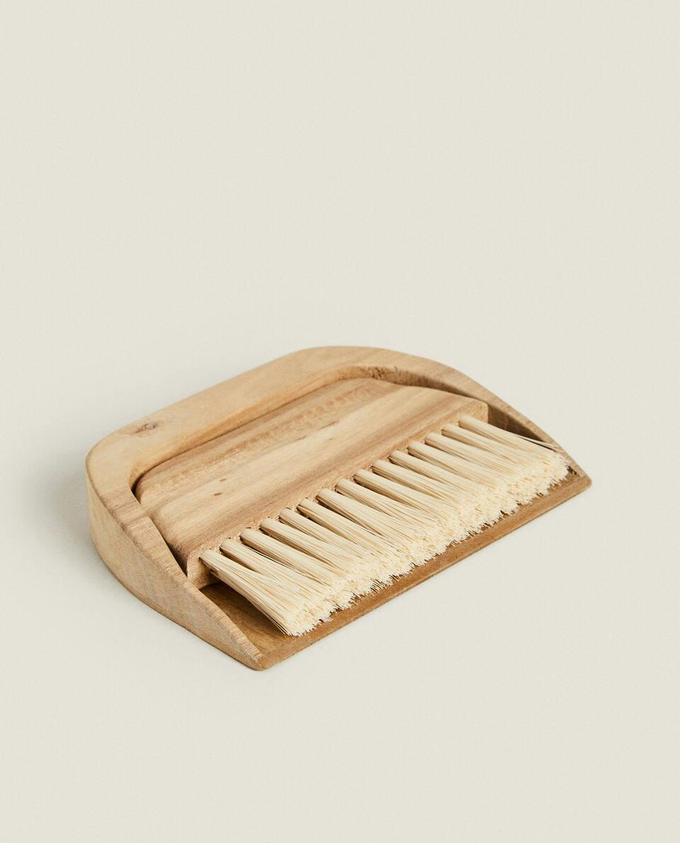 WOODEN DUSTPAN AND BRUSH