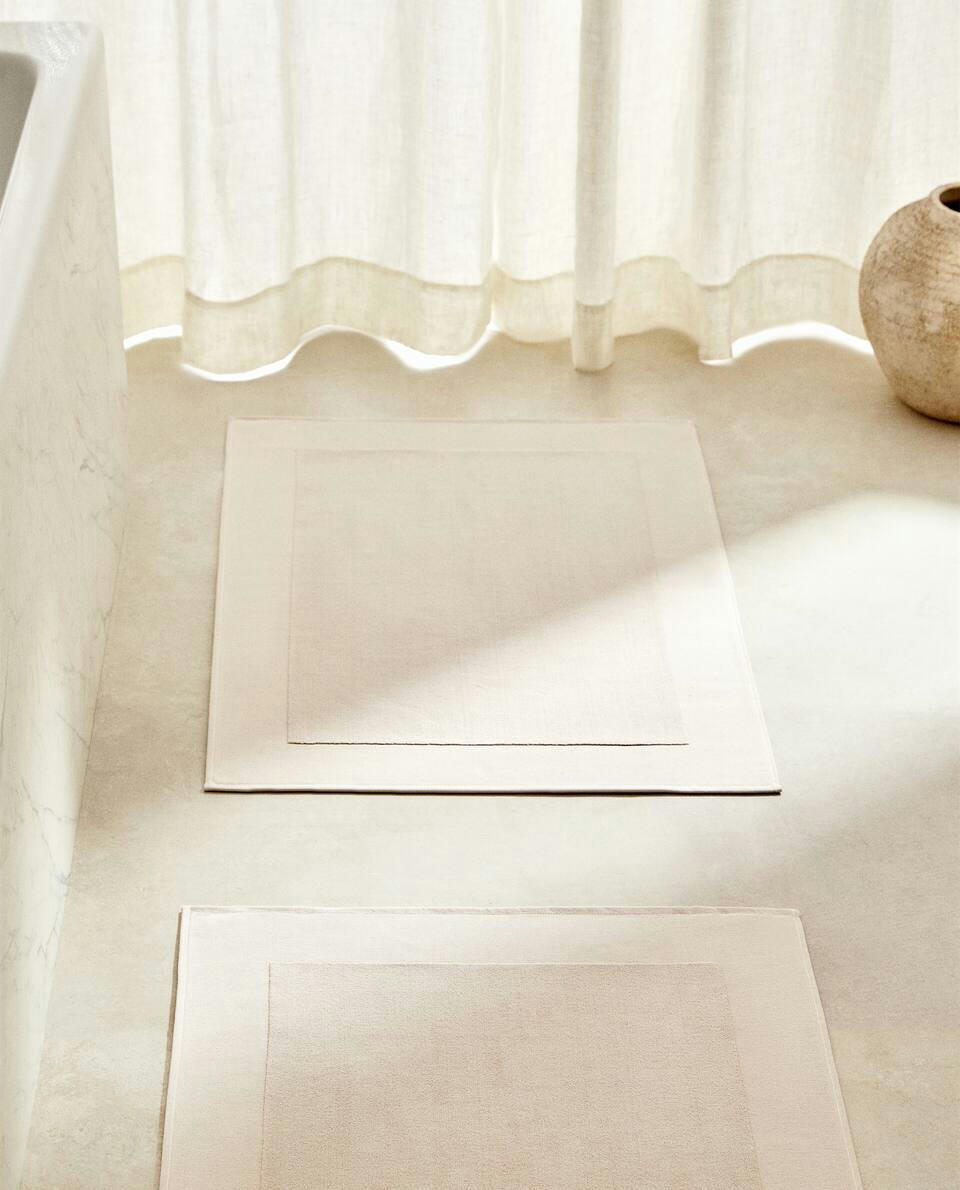 BATH MAT WITH WIDE EDGE