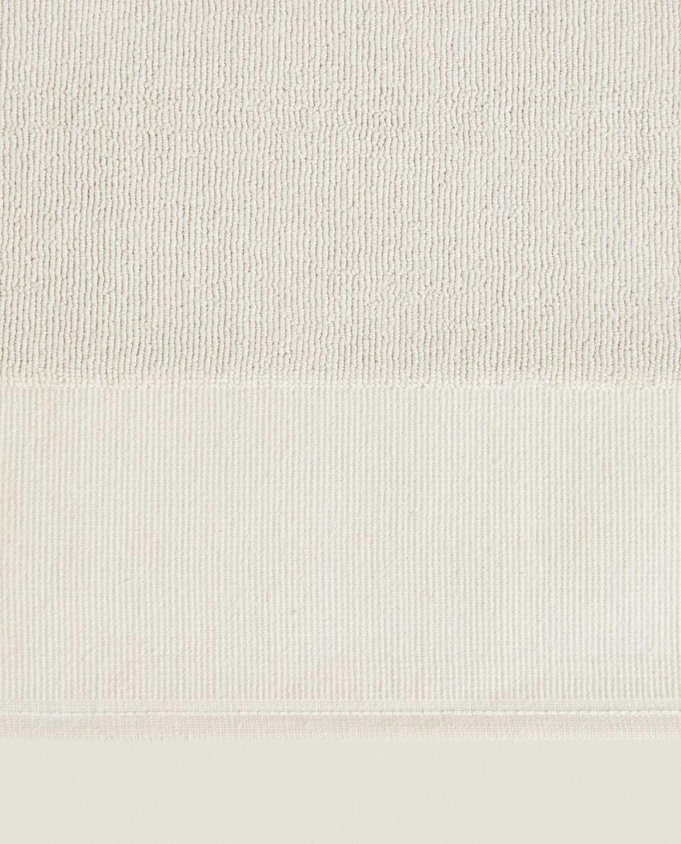 BATH MAT WITH WIDE EDGE