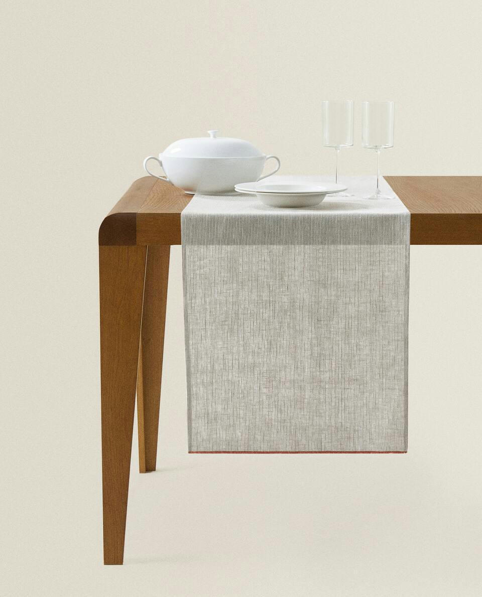 LINEN RUNNER WITH TOPSTITCHING
