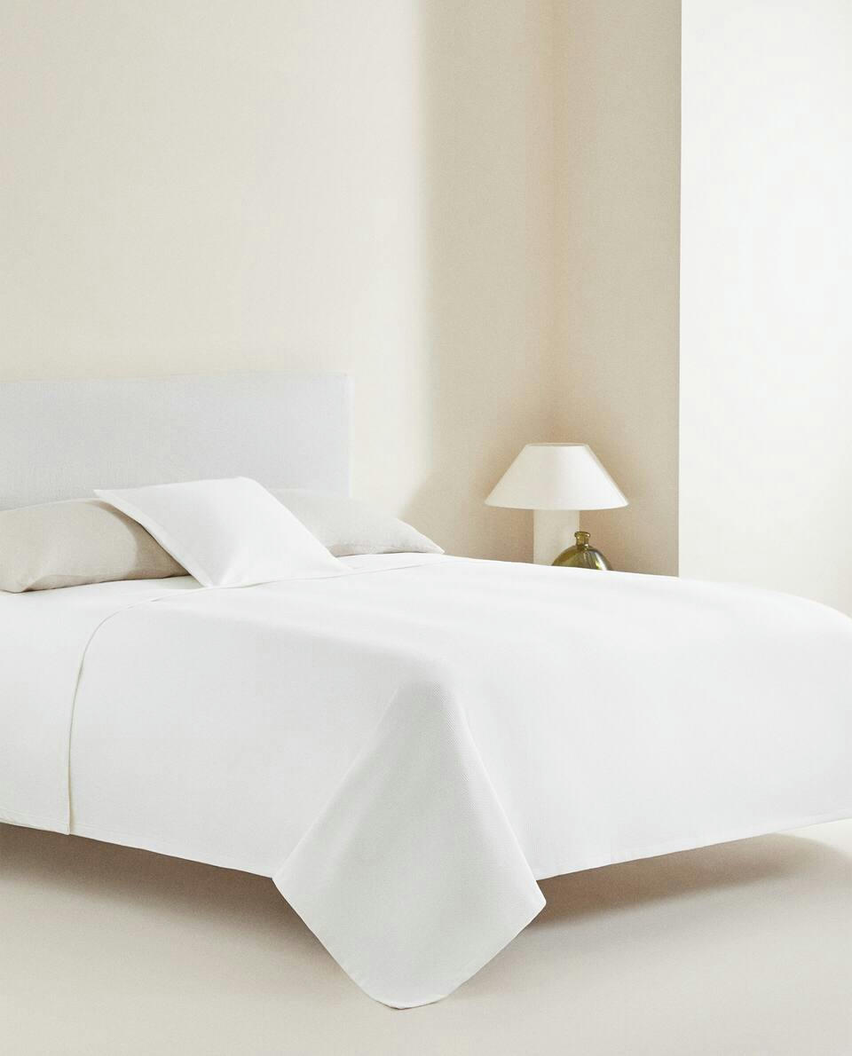 TEXTURED BEDSPREAD