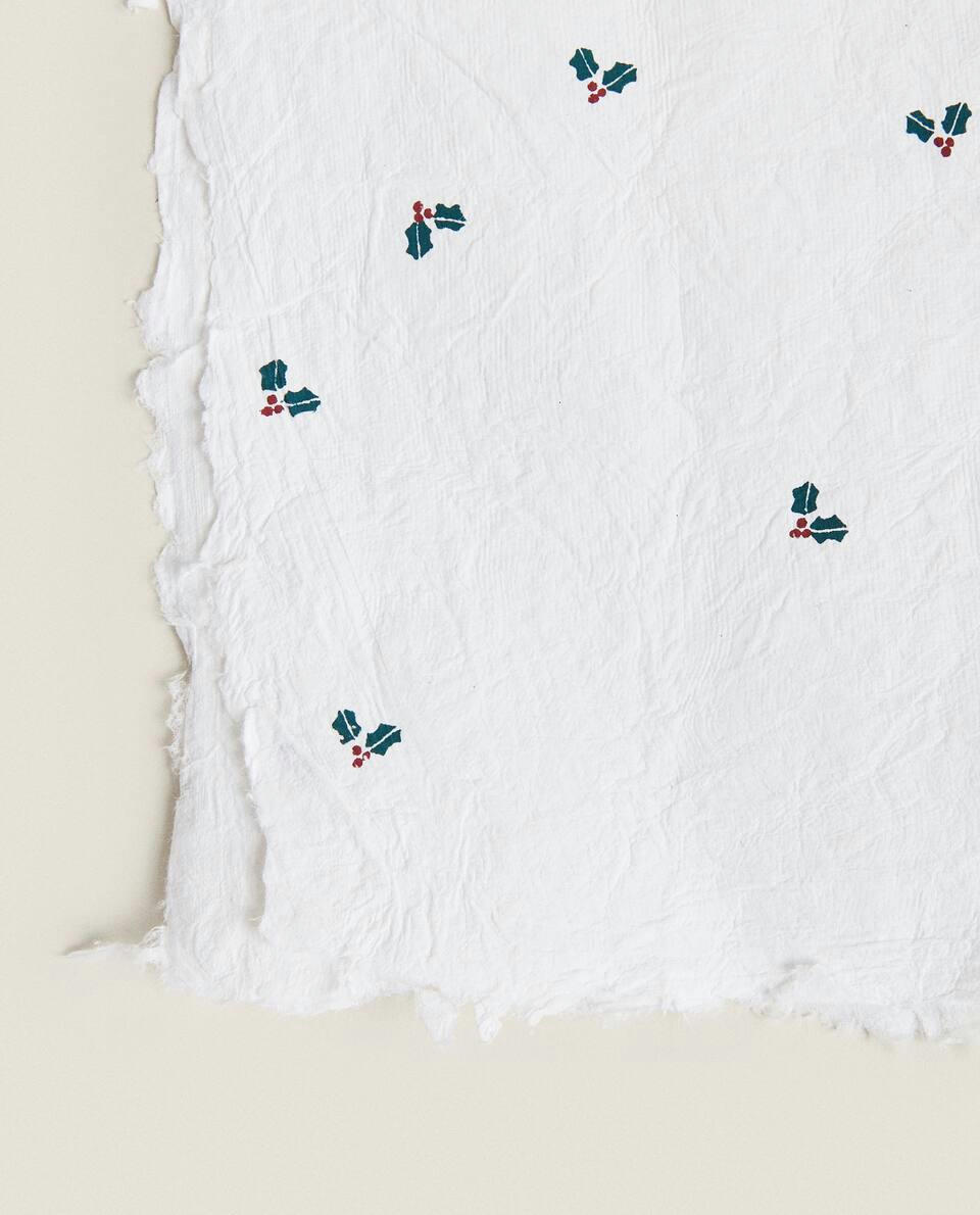 CHRISTMAS HOLLY GIFT WRAPPING PAPER