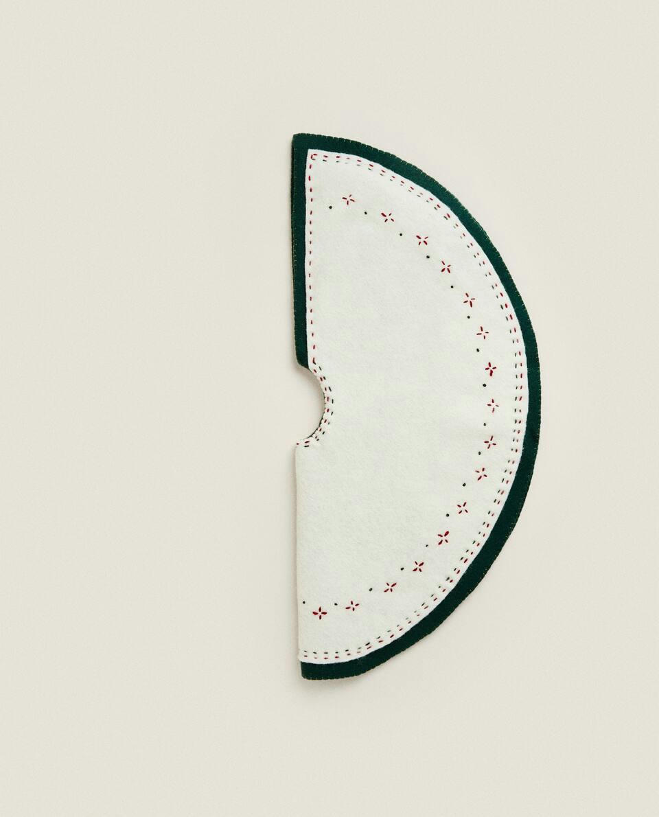 FELT TREE STAND CHRISTMAS DECORATION