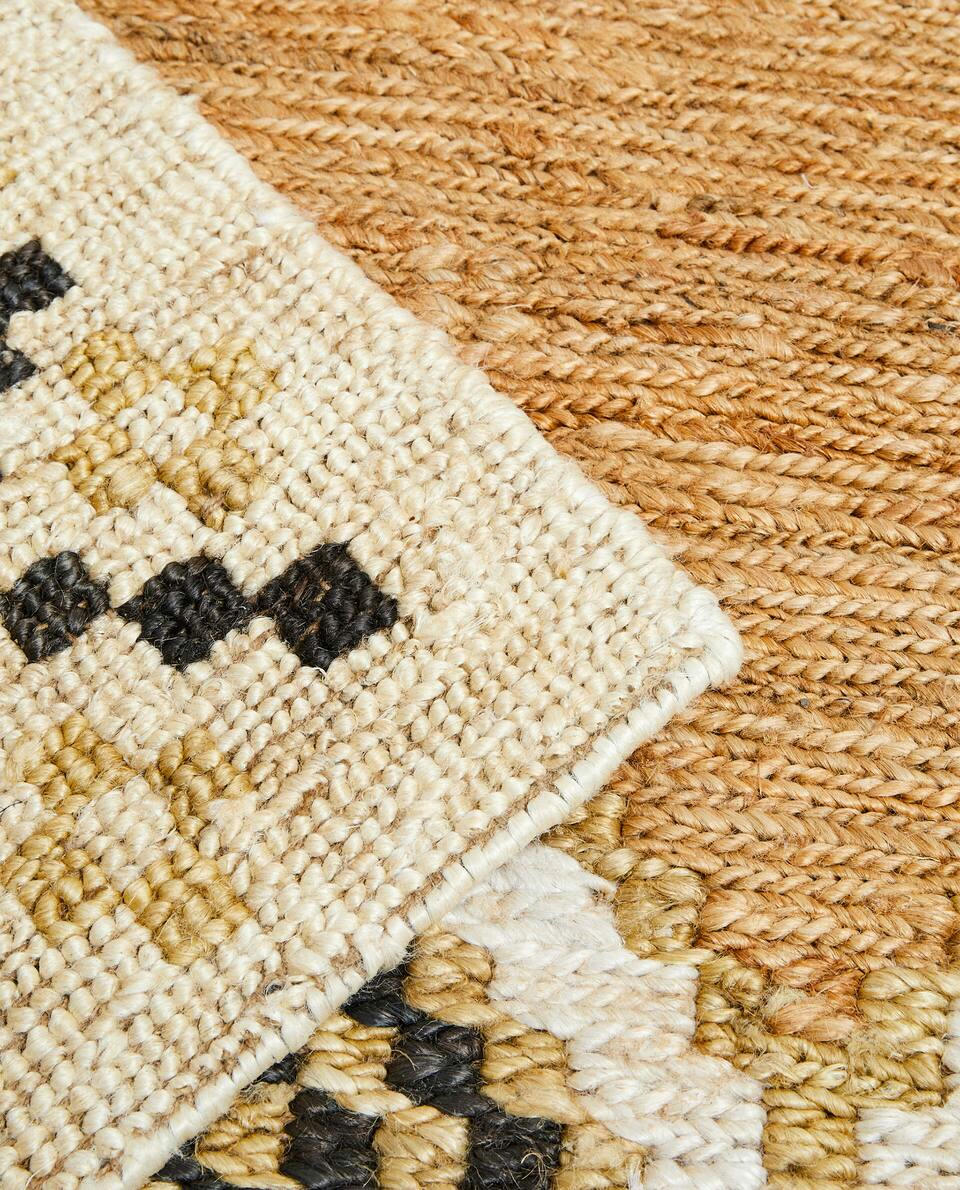 RUG WITH A GEOMETRIC DESIGN