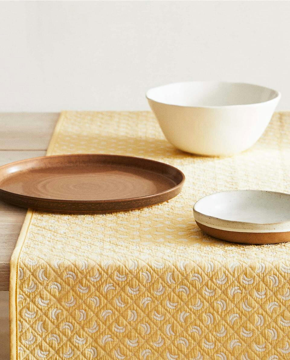 COTTON TABLE RUNNER WITH BANANA DETAIL