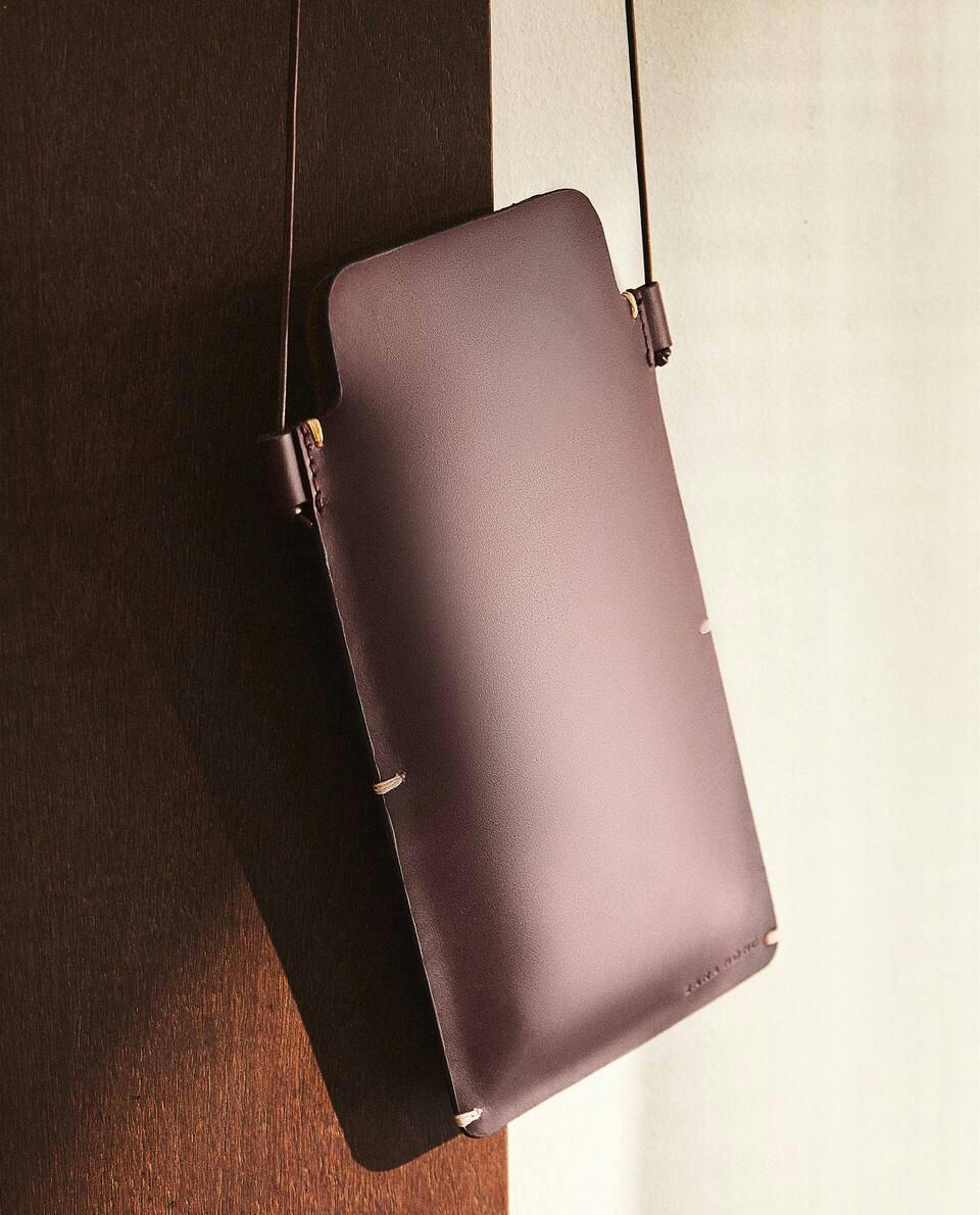 LEATHER MOBILE CASE WITH TOPSTITCHING DETAIL