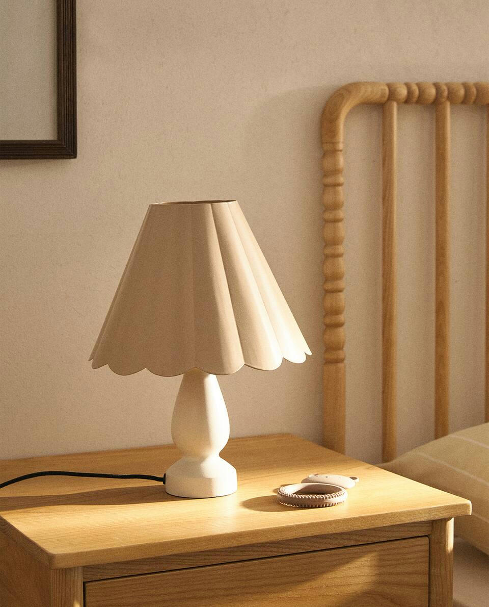SCALLOPED METAL LAMP