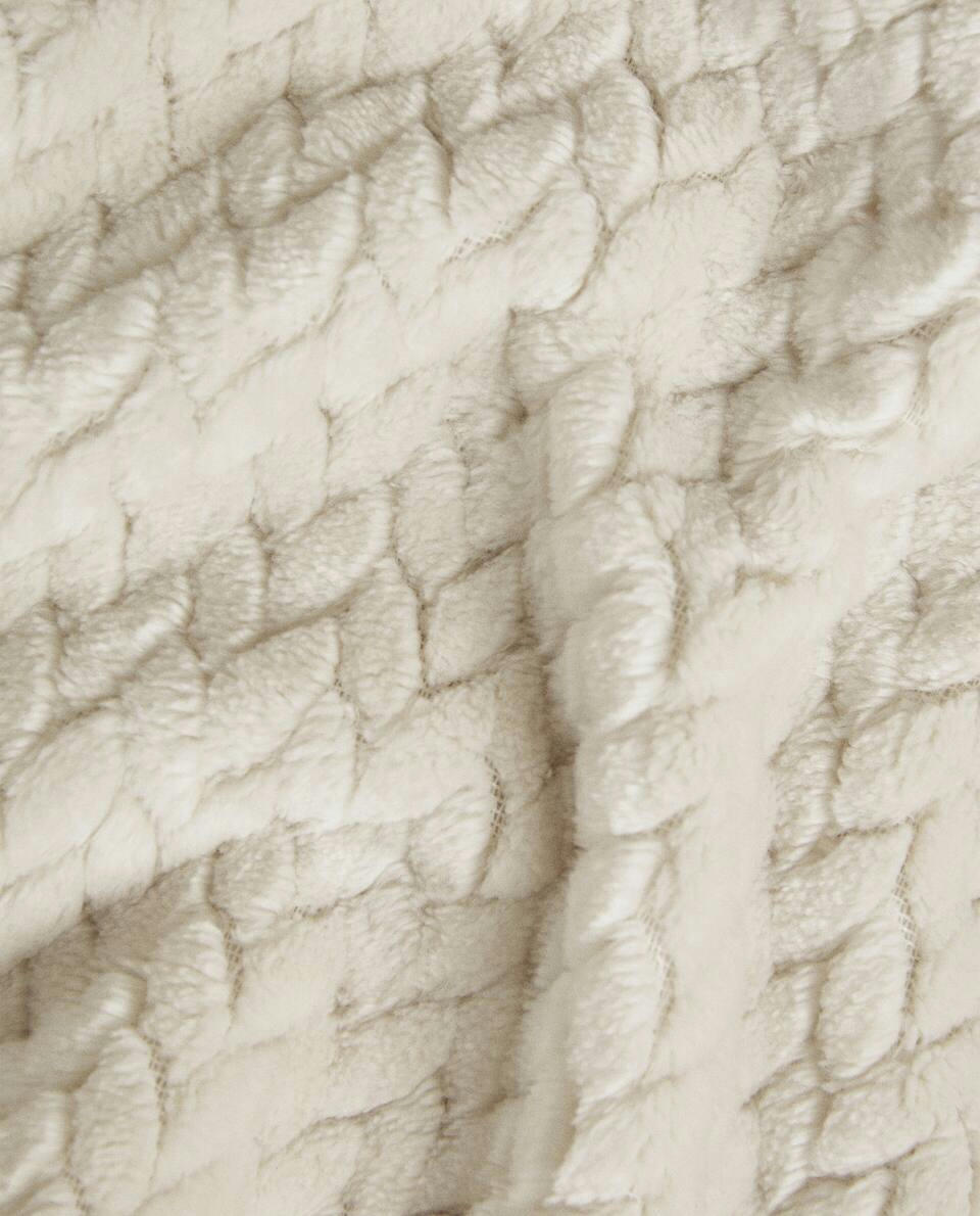 WOVEN FLEECE BLANKET