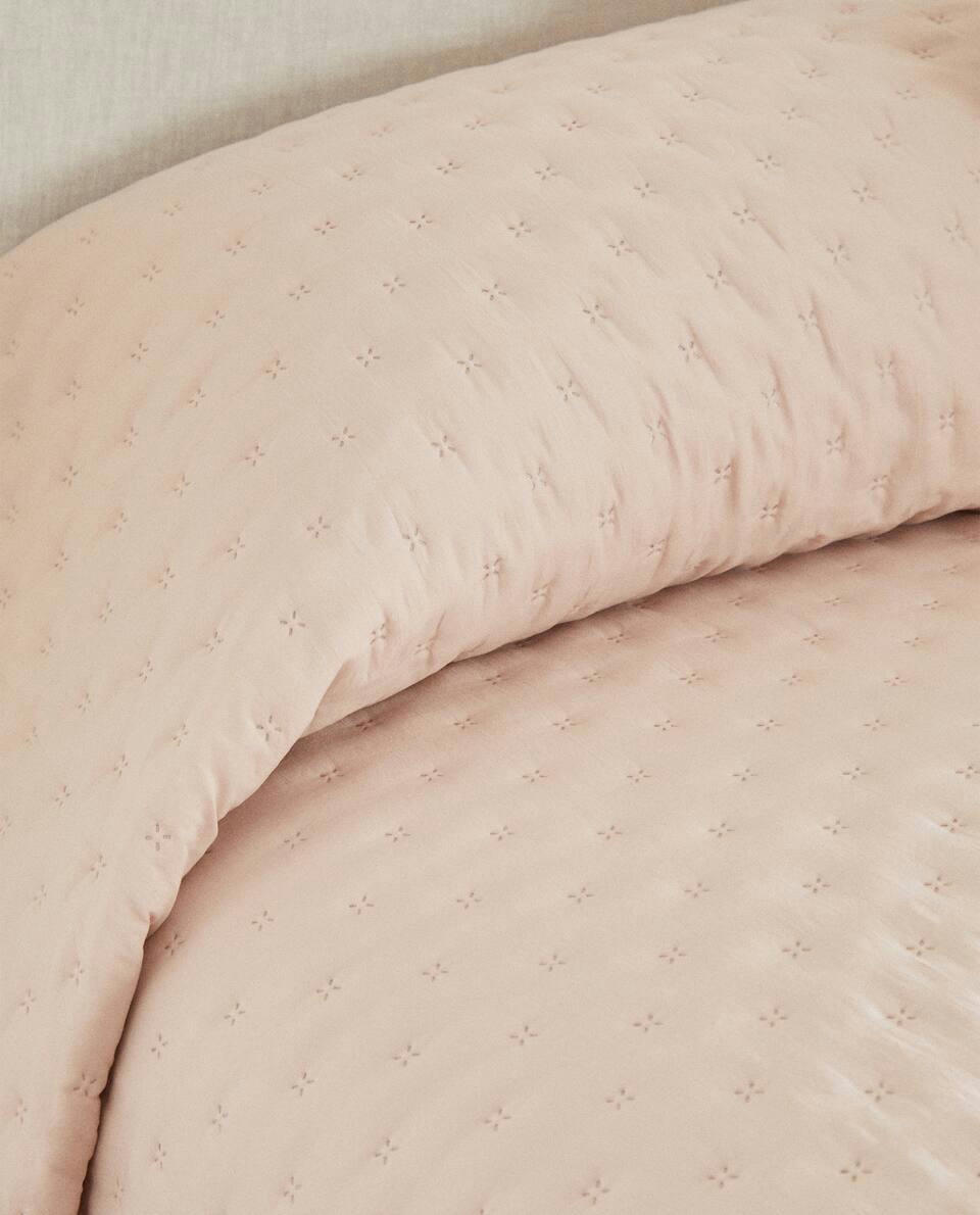 QUILTED QUILT WITH DOTS