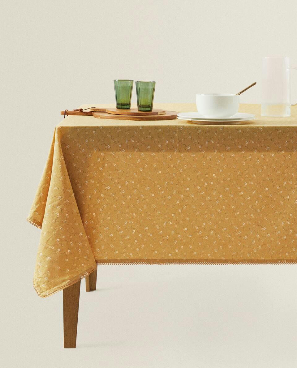 MINI FLORAL PRINT TABLECLOTH