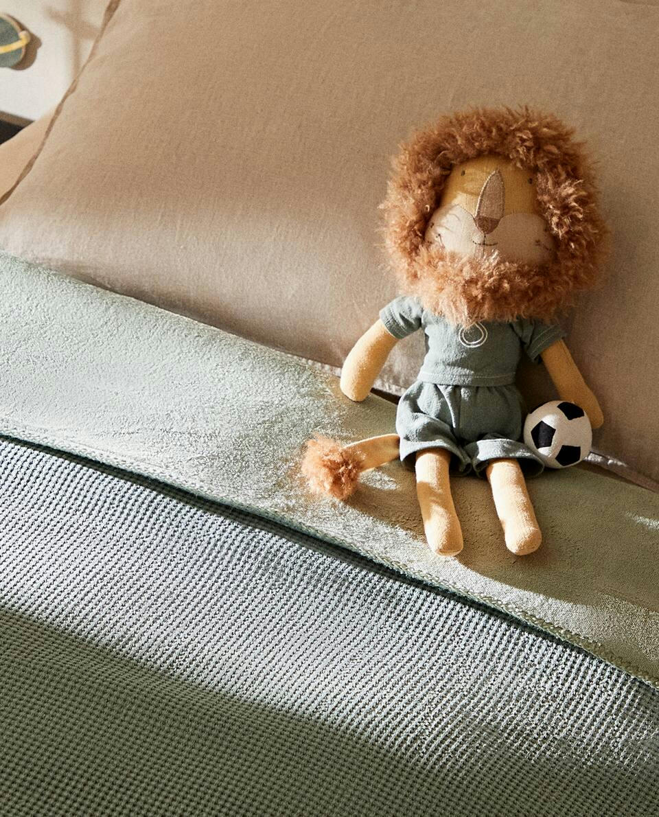 TEXTURED WAFFLE-KNIT BEDSPREAD