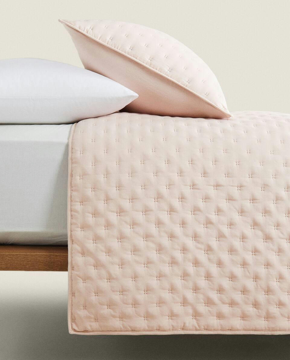 QUILTED QUILT WITH DOTS