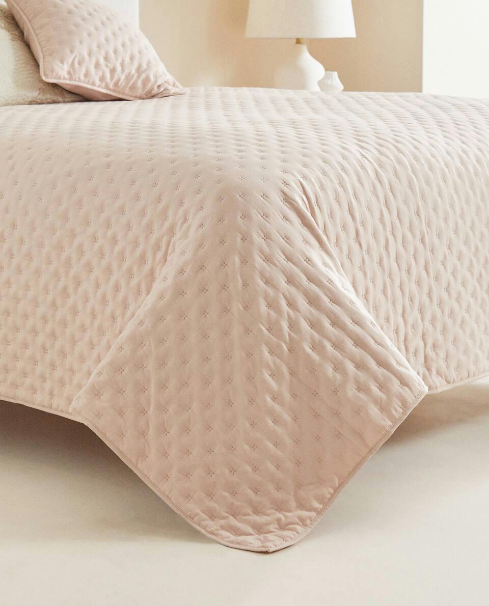 QUILTED QUILT WITH DOTS