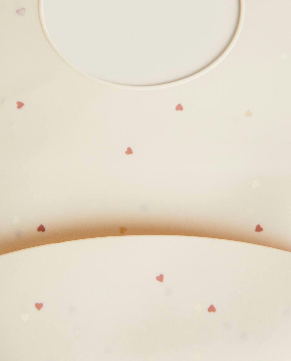 SILICONE HEART PRINT BIB