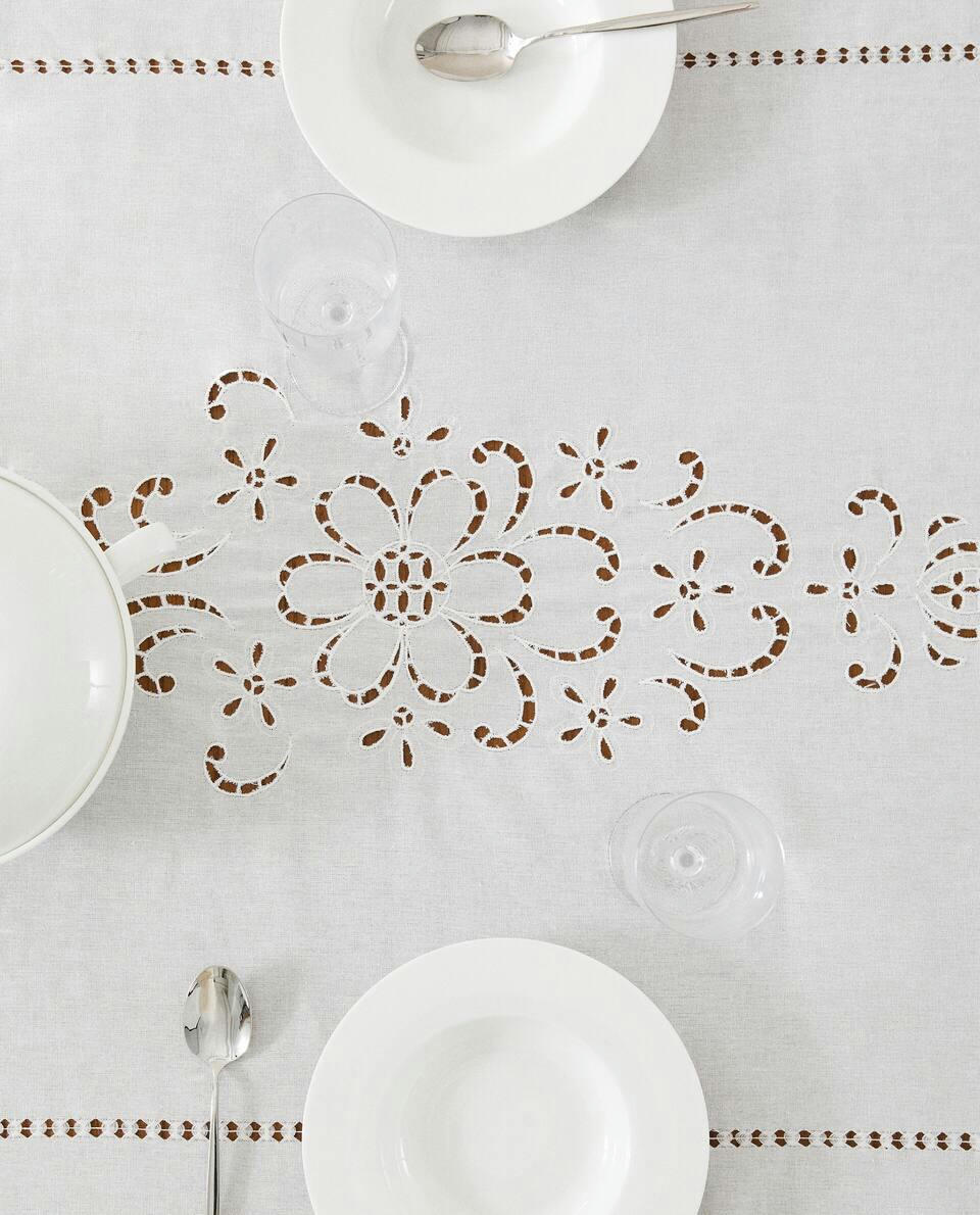 EMBROIDERED FLOWER TABLECLOTH