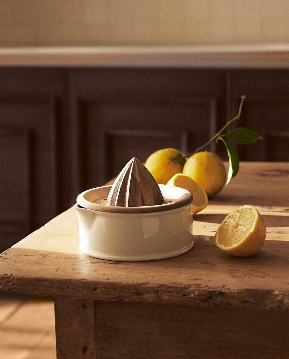 STONEWARE AND WOOD JUICER