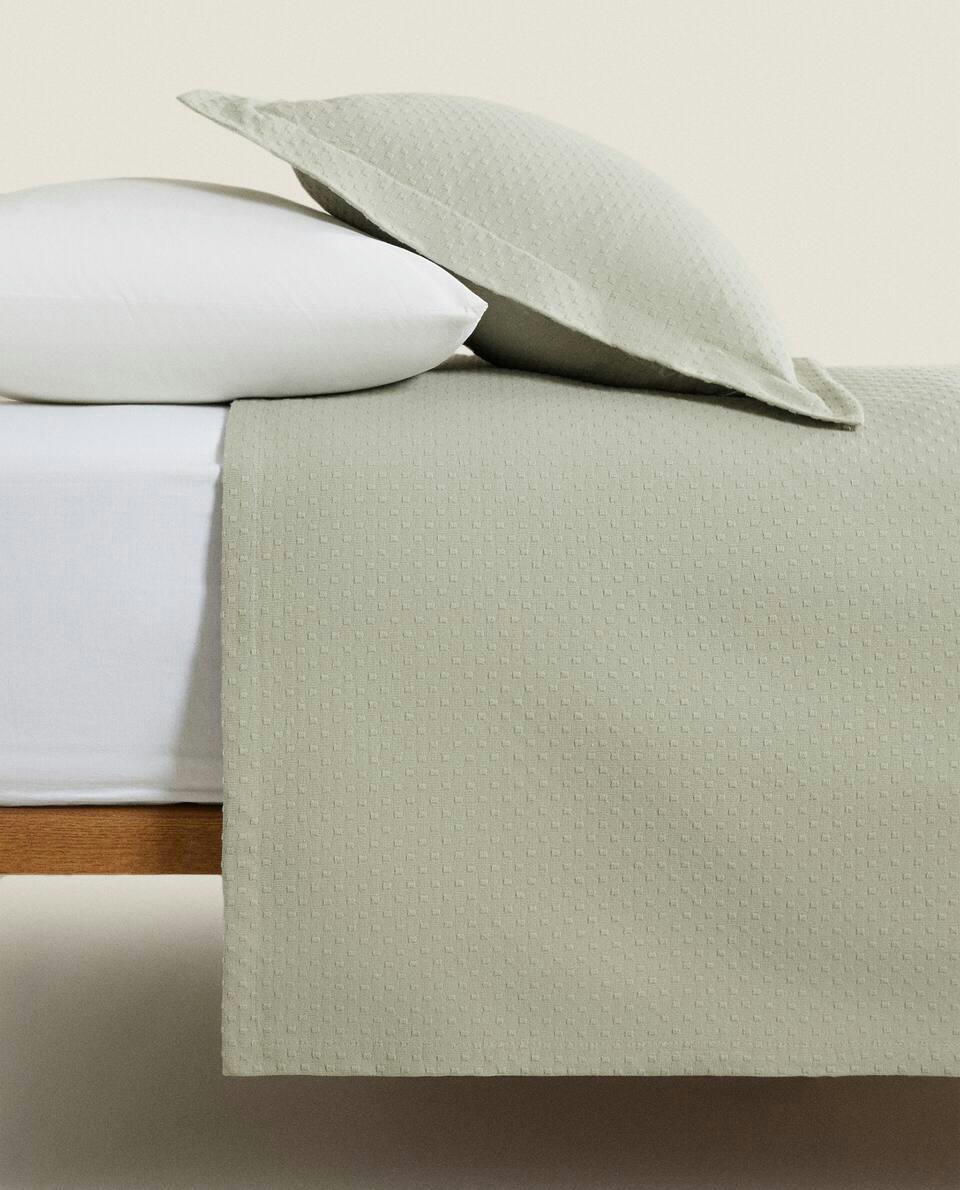 BEDSPREAD WITH POLKA DOT DESIGN