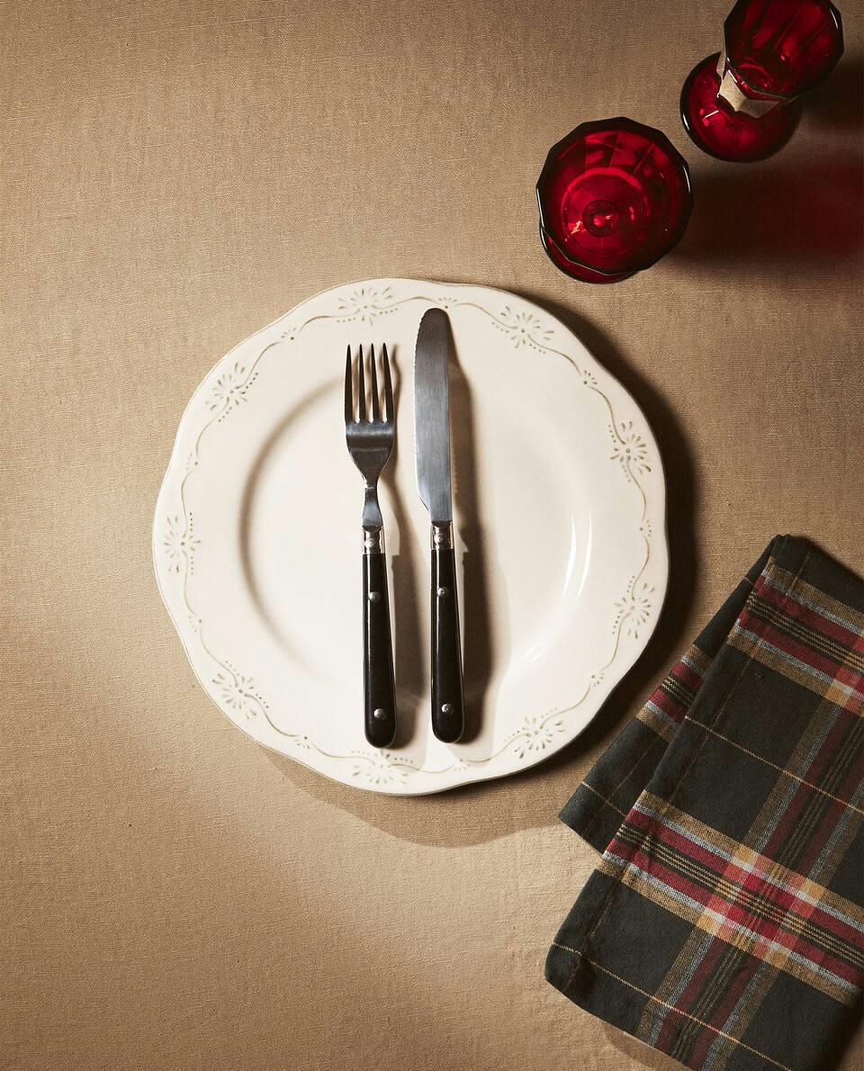 EARTHENWARE DINNER PLATE WITH RAISED CHRISTMAS DESIGN