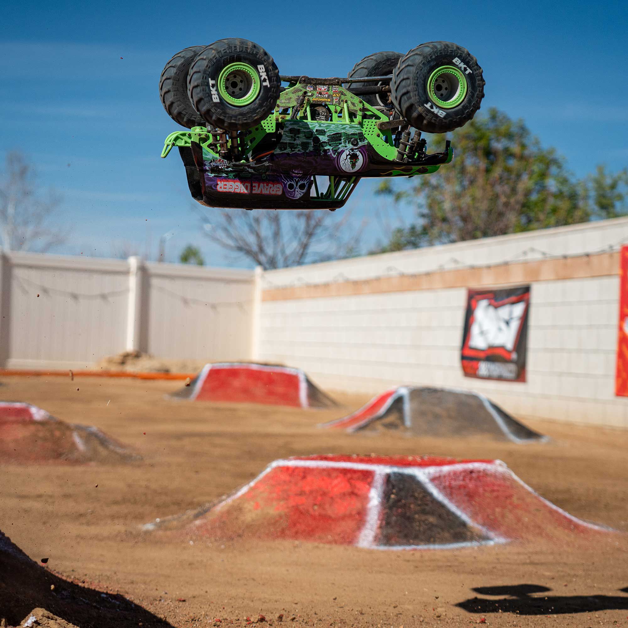 Losi 1/8 LMT 2.0 Grave Digger 4X4 Solid Axle Brushless Monster Truck RTR, Green