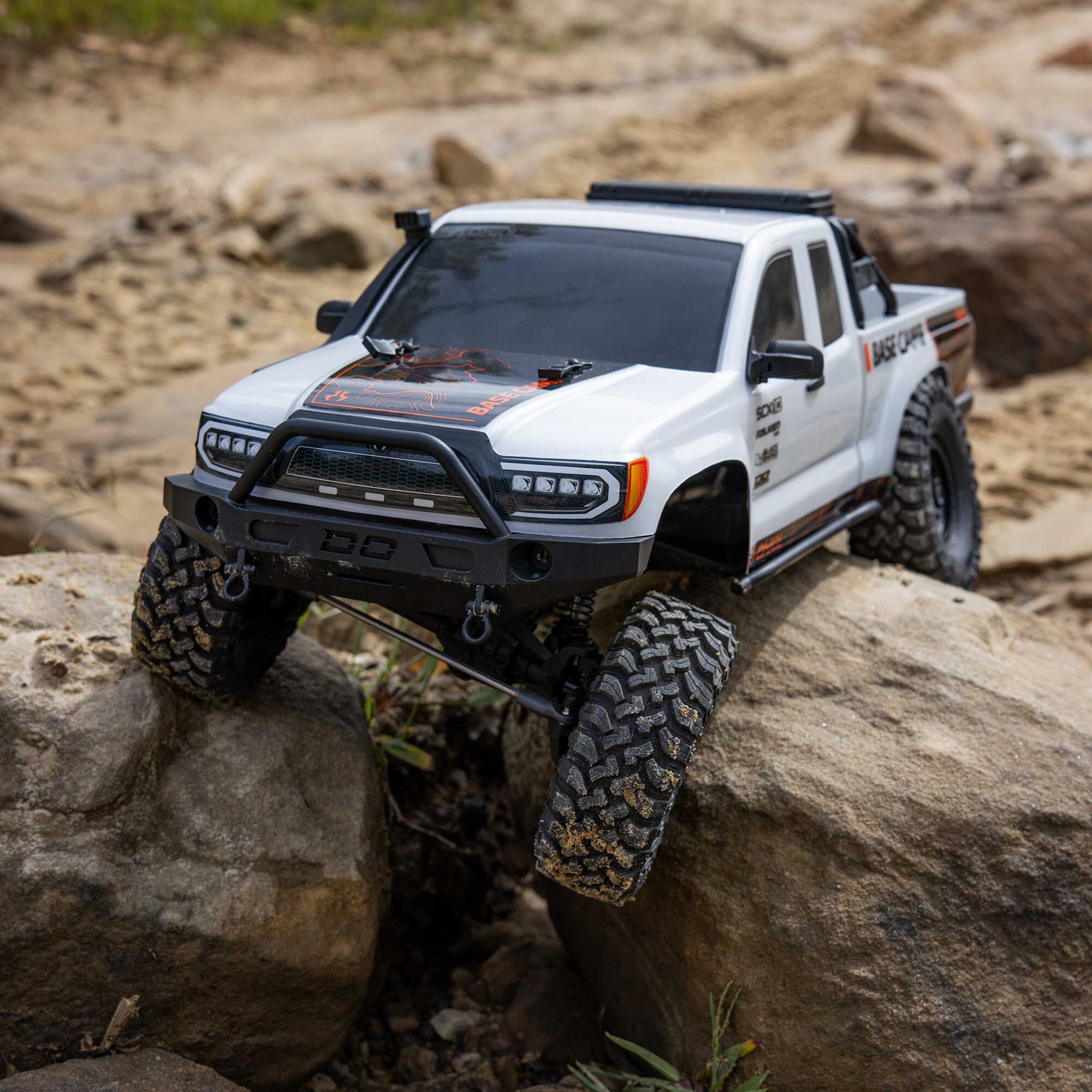 Axial 1/10 SCX10 III Base Camp 4X4 RTR Brushed Rock Crawler, White