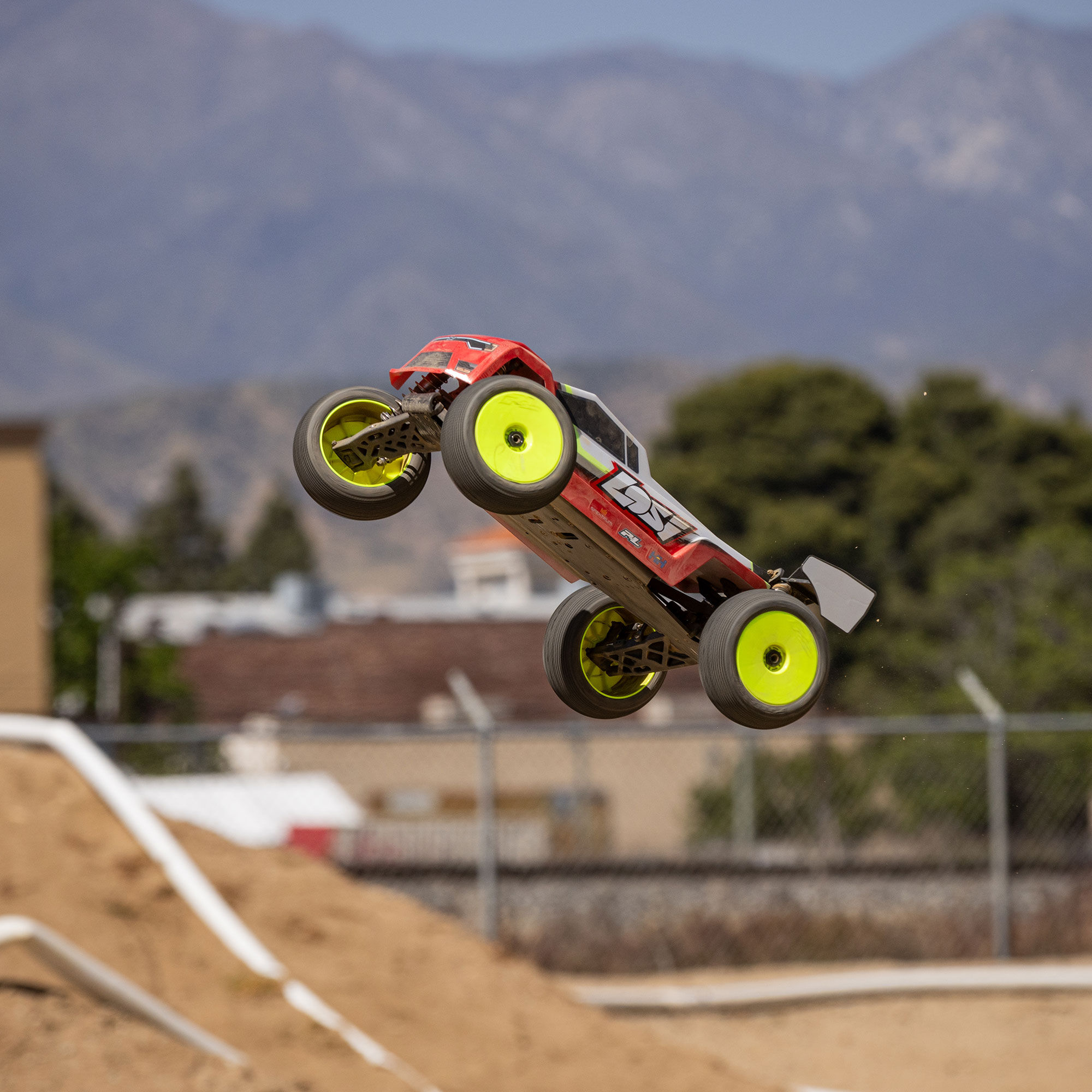 Losi 1/8 8IGHT-XTE 4S 4X4 RTR Brushless Race Truggy, Clear