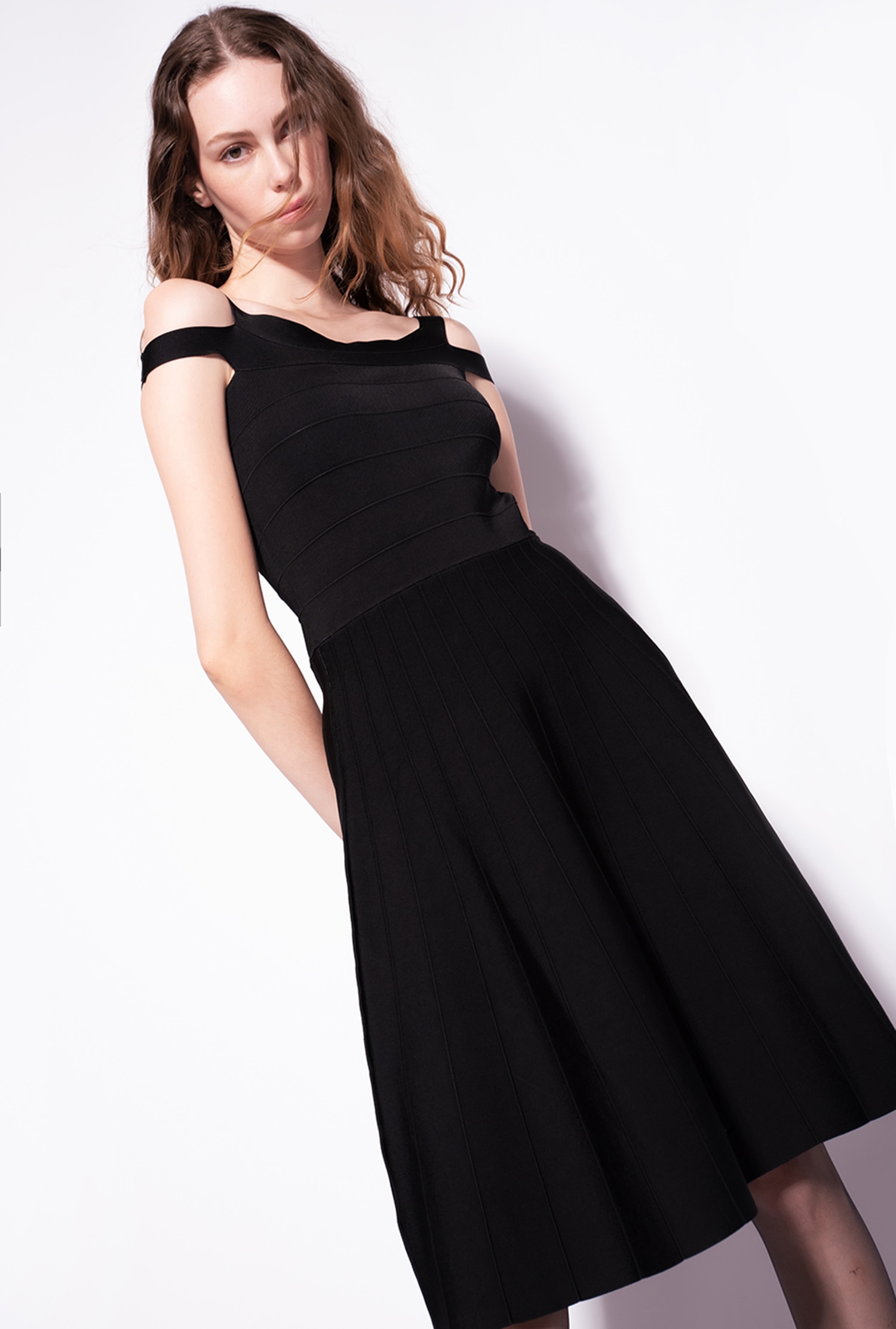 Knit dress with band pattern