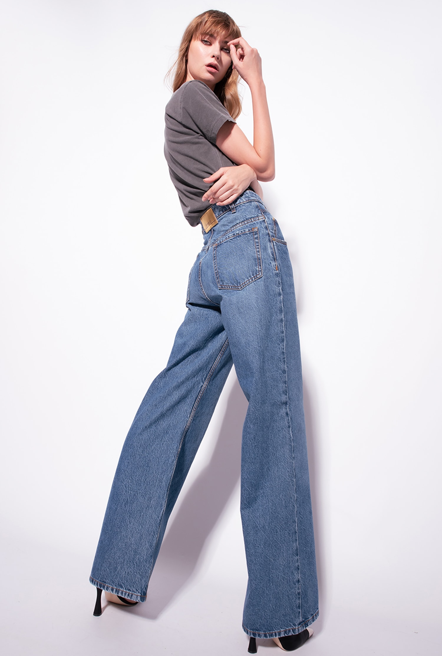 Wide-leg jeans with jewel buttons