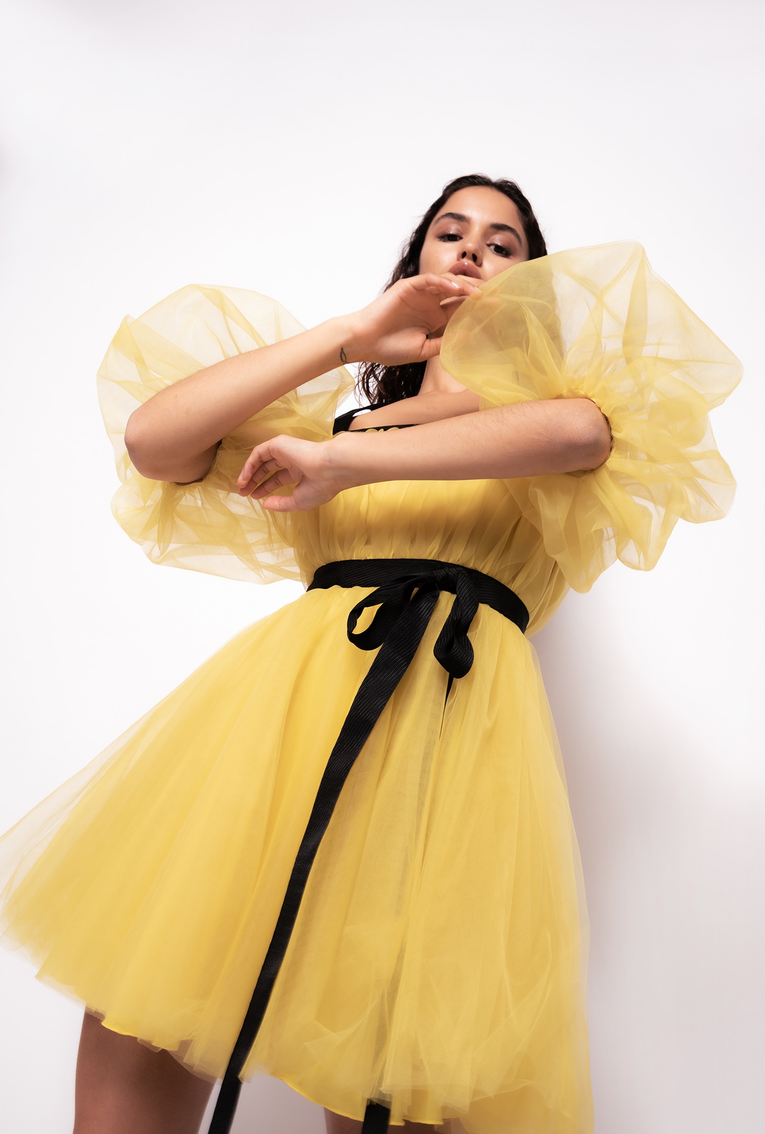 Short balloon-sleeved dress in non-stretch tulle