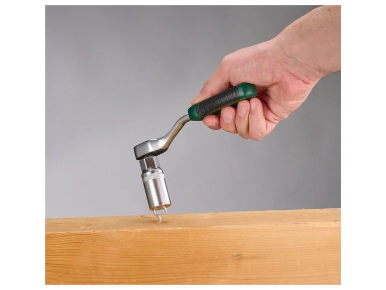 Clé à cliquet avec douille universelle ou clés de serrage universelles