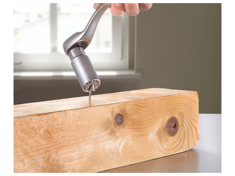 Clé à cliquet avec douille universelle ou clés de serrage universelles