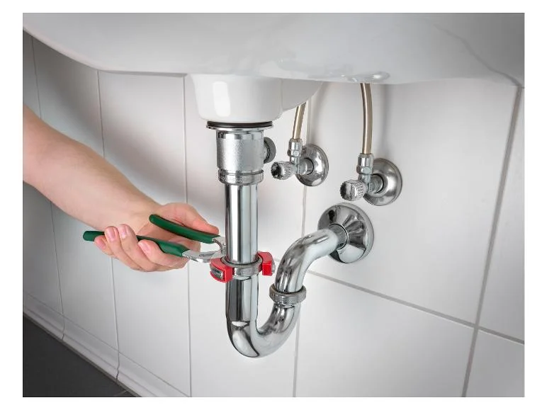 Pinces de plomberie ou clé serre-tubes