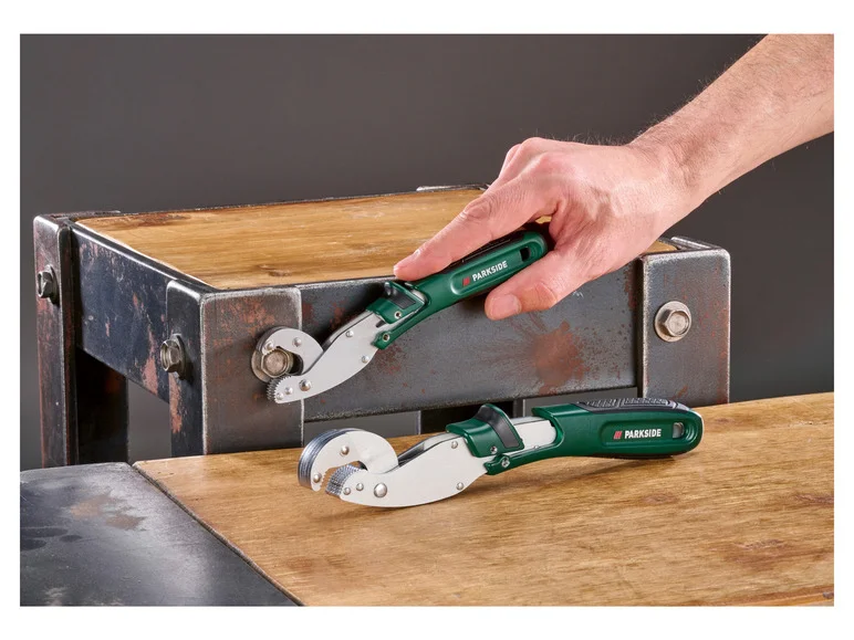 Clé à cliquet avec douille universelle ou clés de serrage universelles