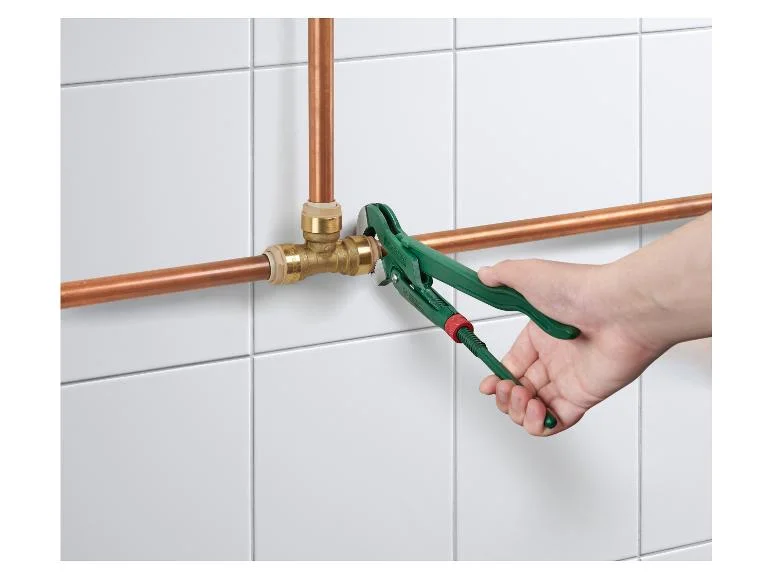 Pinces de plomberie ou clé serre-tubes