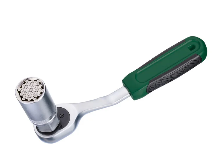 Clé à cliquet avec douille universelle ou clés de serrage universelles