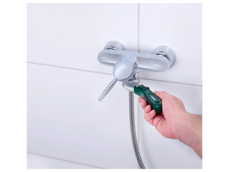 Clé à cliquet avec douille universelle ou clés de serrage universelles