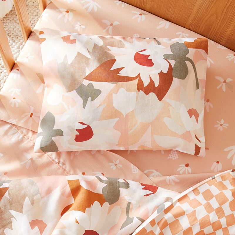 Kimmy Hogan Whisper Pink Paper Daisies Cot Quilt Cover