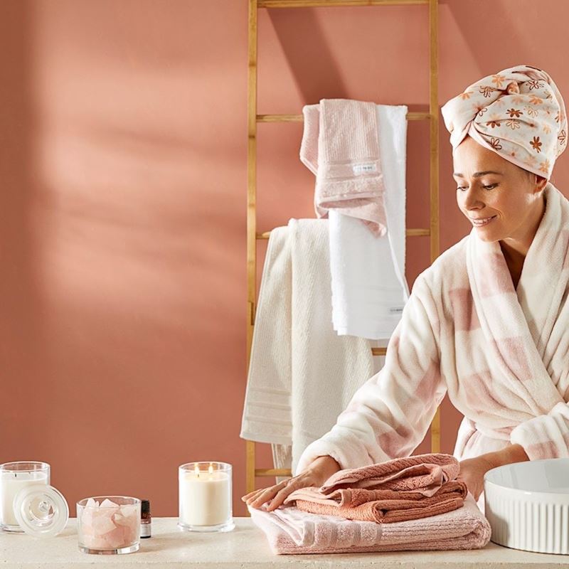 Taylor Creamy Peach Candle 360g