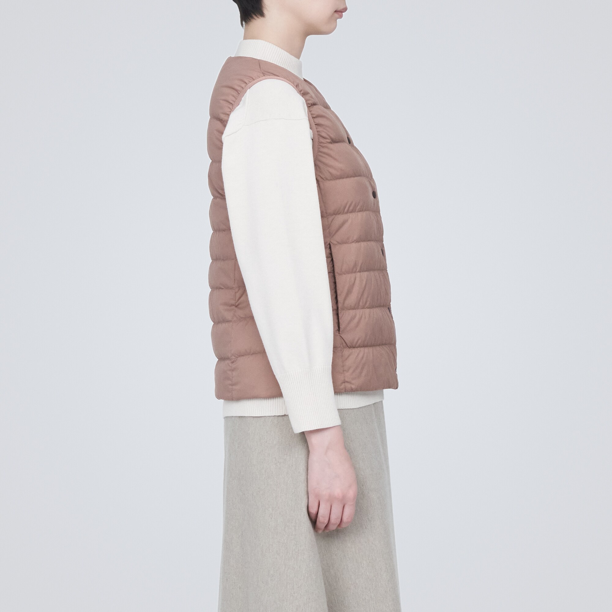 軽量ダウンノーカラーベスト（帯電防止裏地）