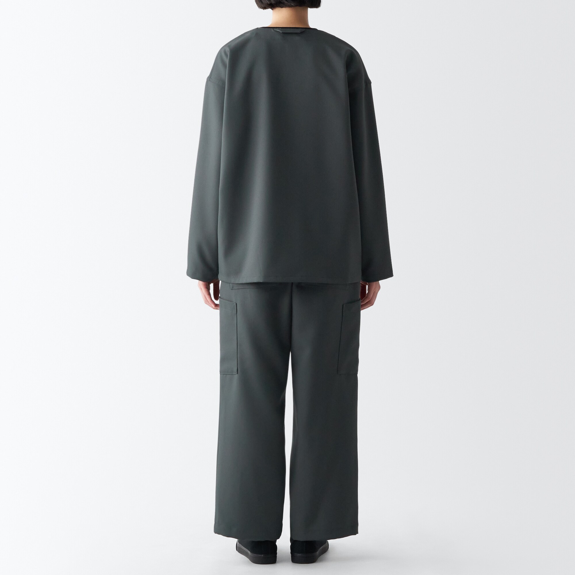 汚れが落ちやすいカーゴパンツ