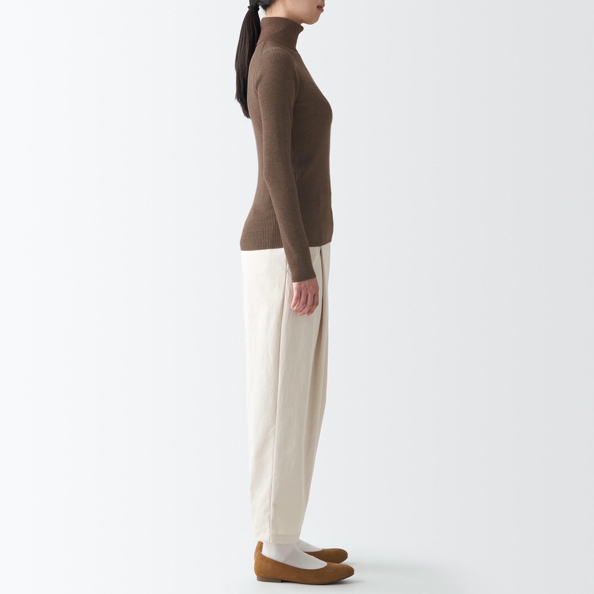 首のチクチクを抑えたリブ　タートルネック洗えるセーター（数量限定）