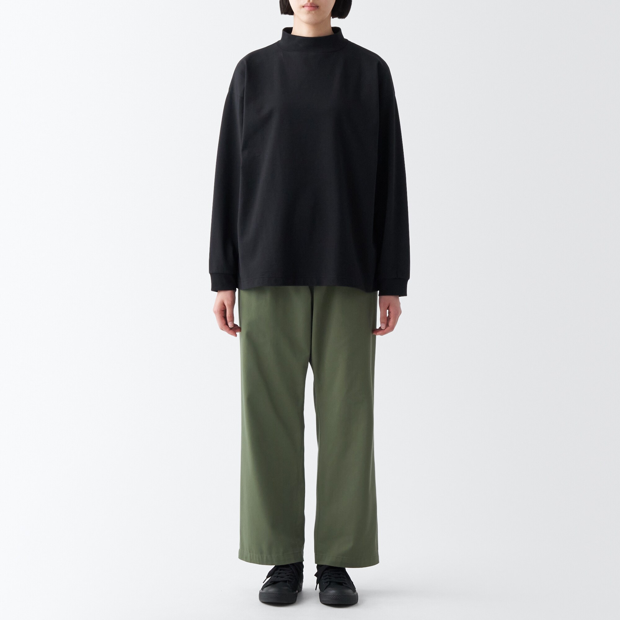 燃えにくい素材を使ったワイドパンツ