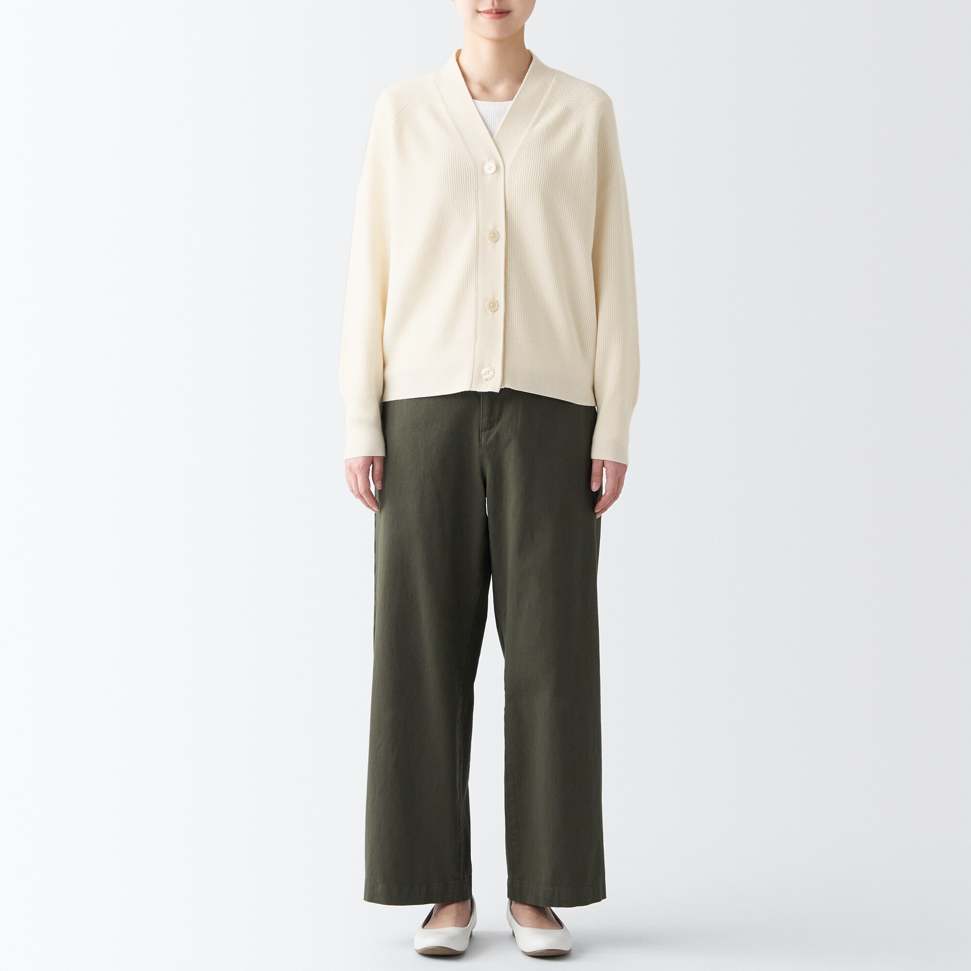 型崩れしにくい糸で編んだＶネックカーディガン